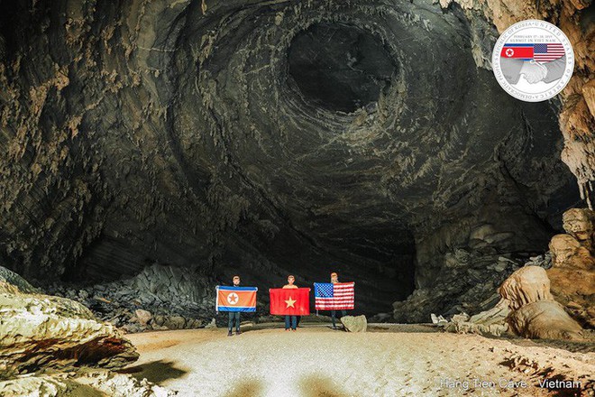  Rực rỡ quốc kỳ Việt Nam - Mỹ - Triều Tiên tại hang động lớn nhất thế giới  - Ảnh 4.