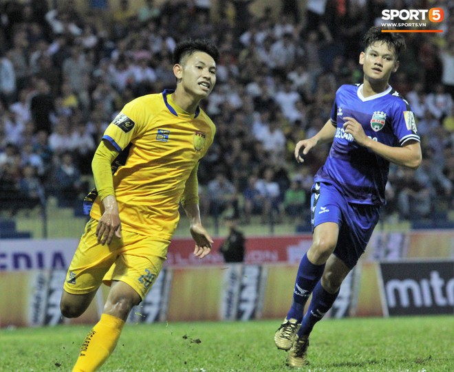 Tài năng trẻ Thanh Hóa thu hút bởi nụ cười tỏa nắng trong ngày V.League khởi tranh - Ảnh 4.