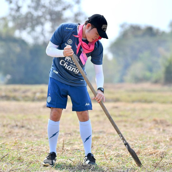 Duy Pinky cùng Tuấn Anh tạo dáng cực ngầu bên bờ biển trong ngày HAGL xuất quân thi đấu V.League 2019 - Ảnh 6.