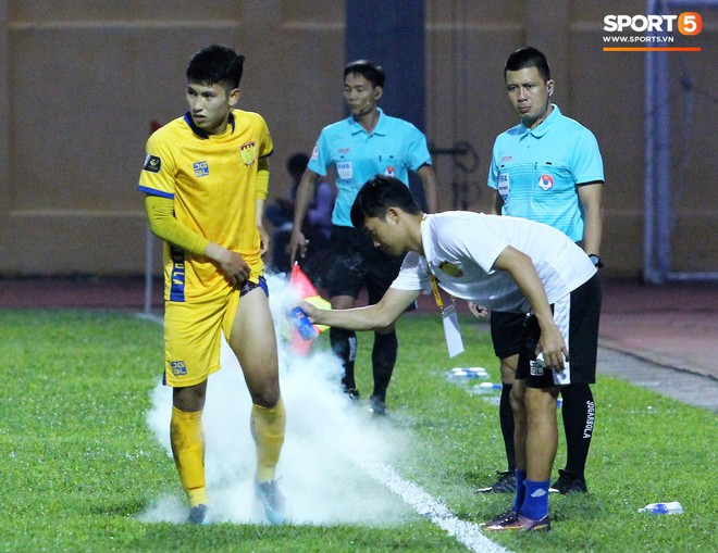 Tài năng trẻ Thanh Hóa thu hút bởi nụ cười tỏa nắng trong ngày V.League khởi tranh - Ảnh 9.