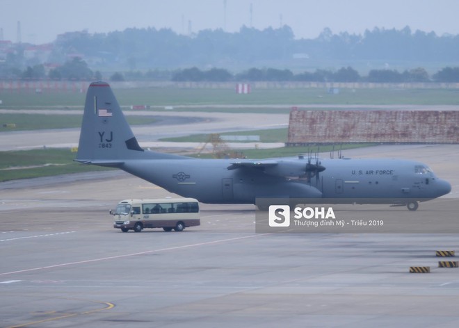 Lực sĩ C-130 Hercules chuyển hành trang của tổng thống Trump tới Hà Nội - Ảnh 1.