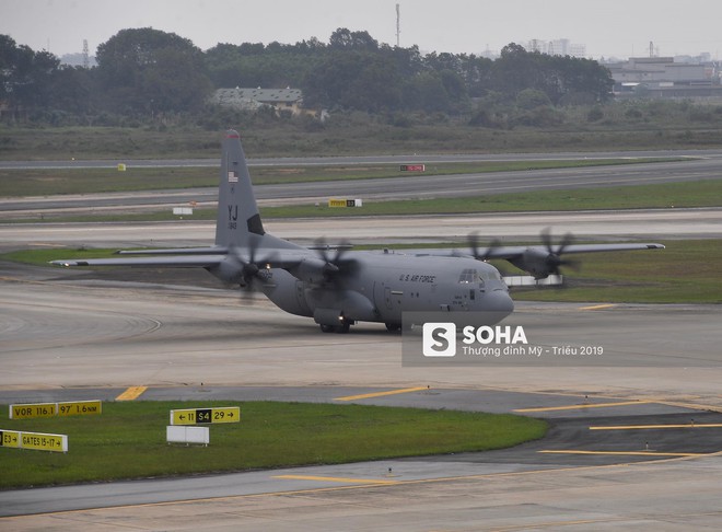 Lực sĩ C-130 Hercules chuyển hành trang của tổng thống Trump tới Hà Nội - Ảnh 2.