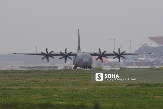 Lực sĩ C-130 Hercules chuyển hành trang của tổng thống Trump tới Hà Nội - Ảnh 3.