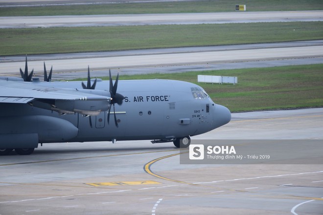 Lực sĩ C-130 Hercules chuyển hành trang của tổng thống Trump tới Hà Nội - Ảnh 3.