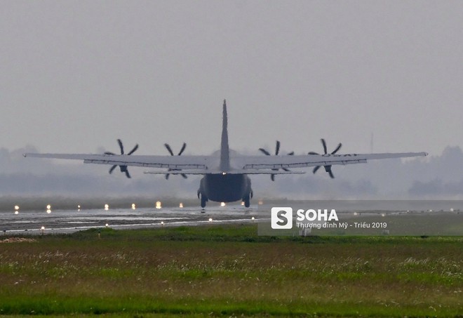 Lực sĩ C-130 Hercules chuyển hành trang của tổng thống Trump tới Hà Nội - Ảnh 4.