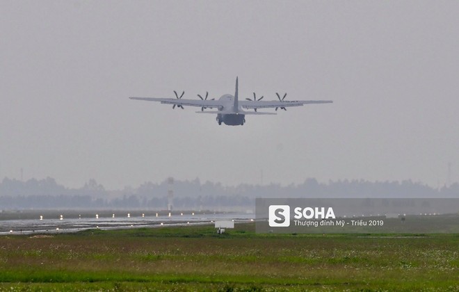 Lực sĩ C-130 Hercules chuyển hành trang của tổng thống Trump tới Hà Nội - Ảnh 5.