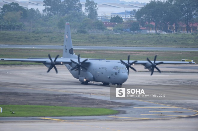 Lực sĩ C-130 Hercules chuyển hành trang của tổng thống Trump tới Hà Nội - Ảnh 4.