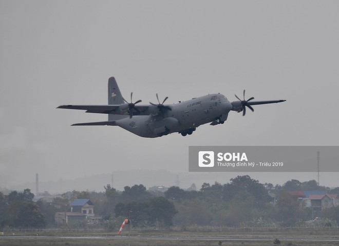 Lực sĩ C-130 Hercules chuyển hành trang của tổng thống Trump tới Hà Nội - Ảnh 6.