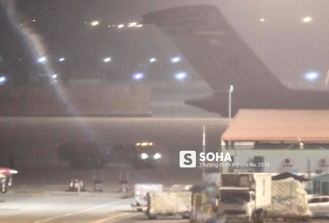Ngựa thồ C-17 của Không quân Mỹ hạ cánh xuống sân bay Nội Bài lúc chập tối - Ảnh 3.