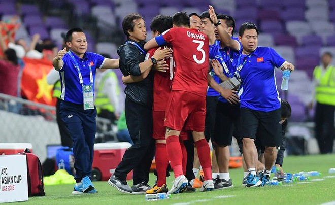 Phỏng vấn trợ lý Lee Young-jin trên báo Hàn Quốc: Tuyển Việt Nam còn thiếu sức mạnh, yếu tranh chấp, cần tăng thêm mỗi người vài cân - Ảnh 2.