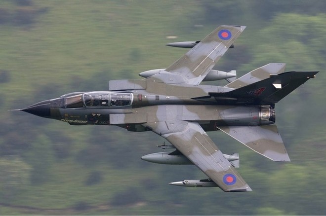 Chiến đấu cơ 40 tuổi của Không quân Hoàng Gia Anh “tạm biệt” bầu trời - Ảnh 2.