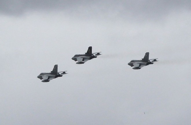 Chiến đấu cơ 40 tuổi của Không quân Hoàng Gia Anh “tạm biệt” bầu trời - Ảnh 14.