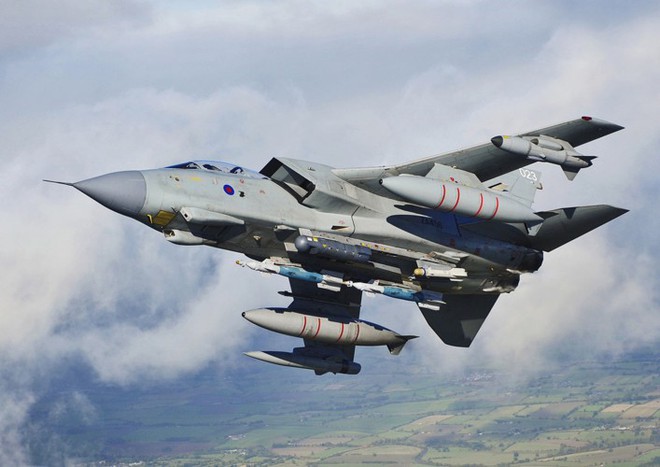 Chiến đấu cơ 40 tuổi của Không quân Hoàng Gia Anh “tạm biệt” bầu trời - Ảnh 15.