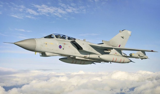 Chiến đấu cơ 40 tuổi của Không quân Hoàng Gia Anh “tạm biệt” bầu trời - Ảnh 3.