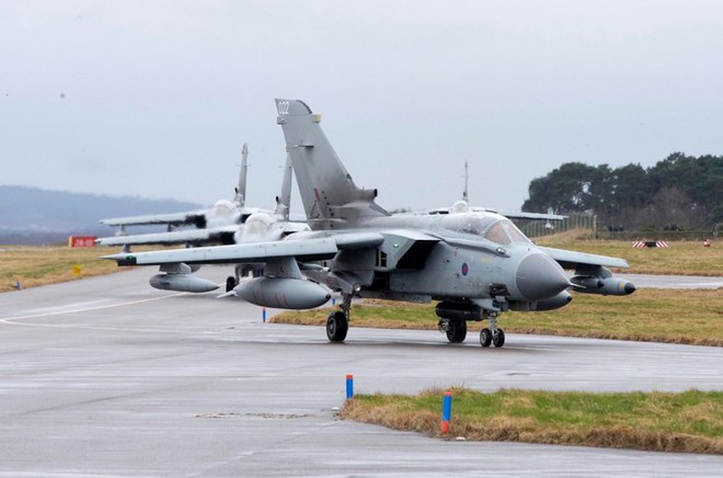 Chiến đấu cơ 40 tuổi của Không quân Hoàng Gia Anh “tạm biệt” bầu trời - Ảnh 7.
