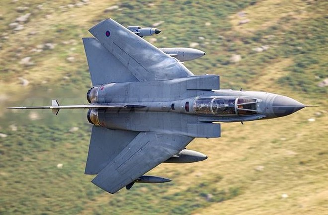 Chiến đấu cơ 40 tuổi của Không quân Hoàng Gia Anh “tạm biệt” bầu trời - Ảnh 8.
