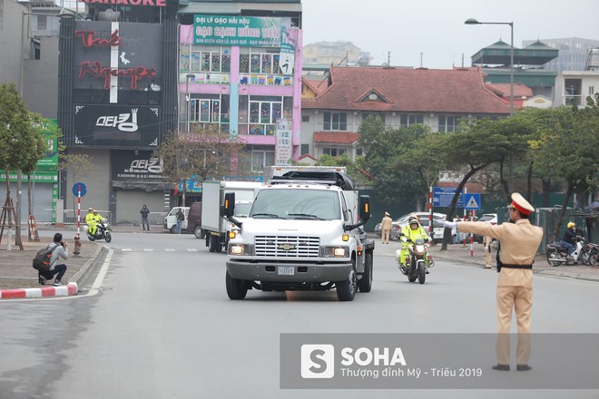 [NÓNG] Hơn 200 mật vụ Mỹ và vũ khí trong đoàn hộ tống TT Trump đổ bộ xuống sân bay Nội Bài - Ảnh 2.