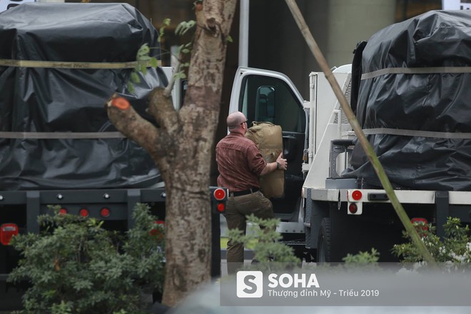 [NÓNG] Hơn 200 mật vụ Mỹ và vũ khí trong đoàn hộ tống TT Trump đổ bộ xuống sân bay Nội Bài - Ảnh 8.