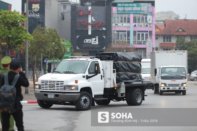 [NÓNG] Hơn 200 mật vụ Mỹ và vũ khí trong đoàn hộ tống TT Trump đổ bộ xuống sân bay Nội Bài - Ảnh 1.