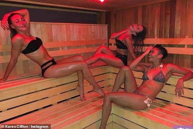 Người đẹp châu Âu-Bắc Mỹ và mốt khoe ảnh selfie khi tắm hơi (sauna) - Ảnh 1.