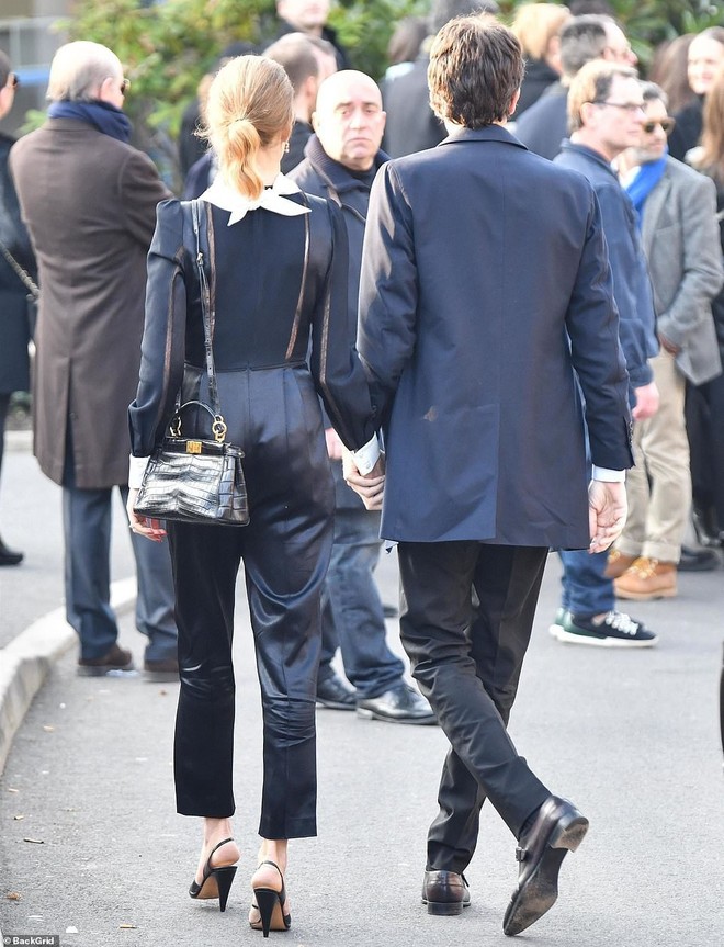 Tang lễ huyền thoại Karl Lagerfeld: Công chúa Monaco, tổng biên tạp chí Vogue cùng dàn siêu mẫu đến tiễn đưa - Ảnh 9.