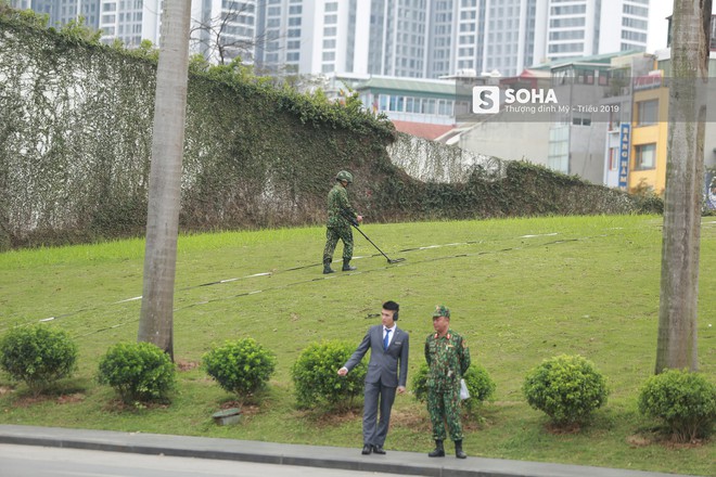 Công binh dò mìn tại các khách sạn lớn ở Hà Nội - Ảnh 2.