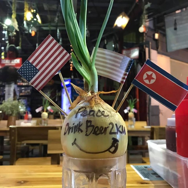 Trang trí đậm cảm hứng hội nghị thượng đỉnh Mỹ Triều, nhà hàng phố cổ được lòng khách ngoại - Ảnh 4.