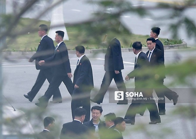 Nhân viên an ninh Triều Tiên di chuyển vào nội thành Hà Nội - Ảnh 4.