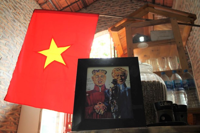 Thiết kế đặc biệt của quán cà phê Hà Nội ngập tràn tranh chân dung ông Donald Trump và ông Kim Jong Un - Ảnh 2.