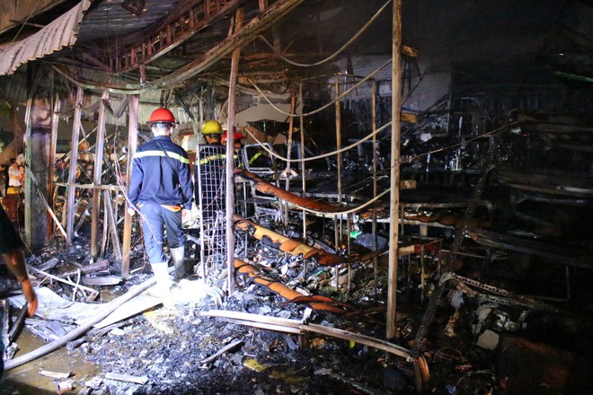 Tiệm tạp hóa bốc cháy dữ dội trong đêm, thiệt hại hơn 1 tỷ đồng - Ảnh 2.