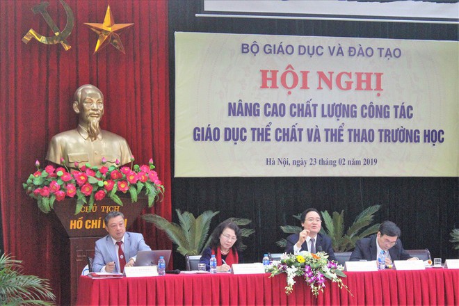 Phụ huynh cho con chơi điện thoại ít đi, dành thời gian tập thể dục - Ảnh 1.