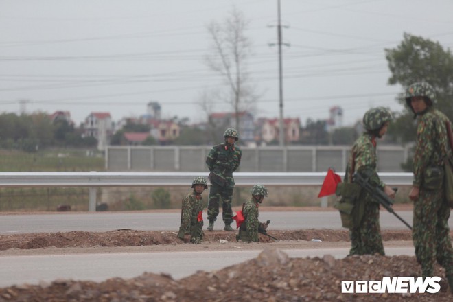 Đường Hà Nội - Lạng Sơn cứ 2 km lại có một tốp công binh dò mìn - Ảnh 2.