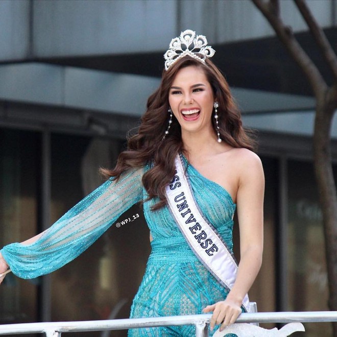 Sự cố hi hữu trong lịch sử Miss Universe: Đang diễu hành, Hoa hậu làm vỡ vương miện 6 tỉ - Ảnh 7.