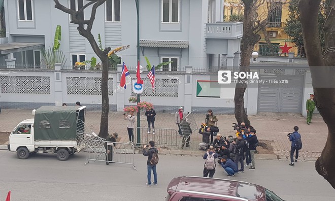 Bị truyền thông bủa vây, đoàn nhân viên an ninh Triều Tiên vào khách sạn Melia bằng cửa sau - Ảnh 6.