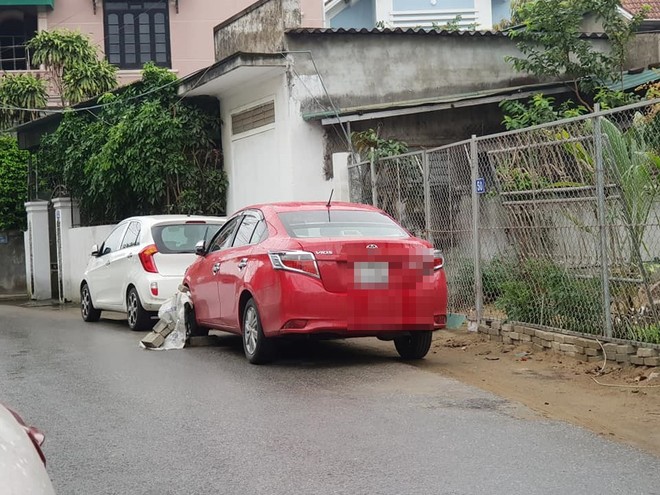 Ô tô bị chèn đá quanh bánh, dán giấy thông báo, dân mạng đăng ảnh tìm tài xế về gấp - Ảnh 4.