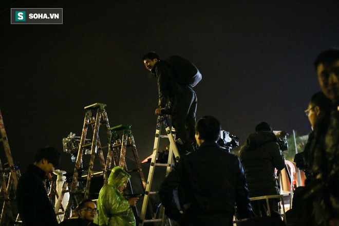 Phóng viên bất chấp mưa lạnh, đặt thang khủng trước ga Đồng Đăng chờ đoàn tàu của Chủ tịch Kim Jong Un - Ảnh 7.