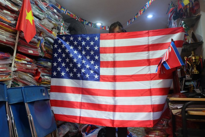 Người dân chen lấn mua cờ Mỹ, Triều Tiên, tiểu thương tranh thủ hốt bạc - Ảnh 5.