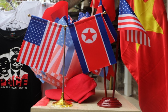 Người dân chen lấn mua cờ Mỹ, Triều Tiên, tiểu thương tranh thủ hốt bạc - Ảnh 6.