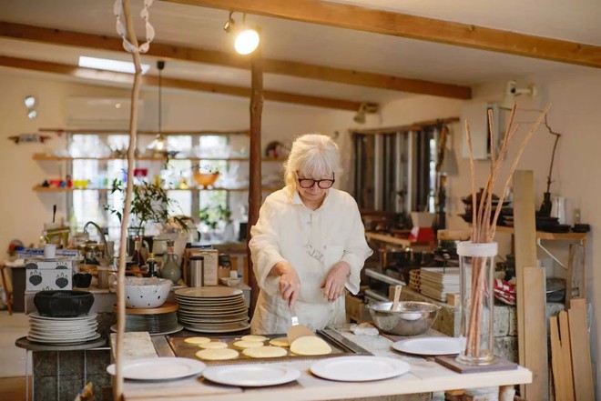 Cụ bà 76 tuổi yêu thích đọc sách, nấu ăn, sống gần thiên nhiên trong ngôi nhà thôn quê rộng 400m² ở Nhật Bản - Ảnh 3.