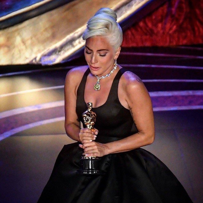 Lady Gaga òa khóc nức nở trong hậu trường, nắm chặt tượng vàng Oscar đầu tiên trong sự nghiệp - Ảnh 2.