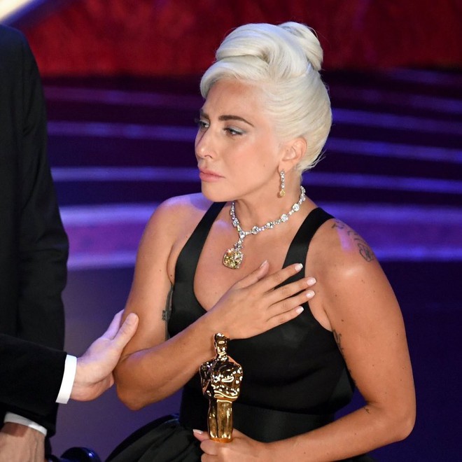 Lady Gaga òa khóc nức nở trong hậu trường, nắm chặt tượng vàng Oscar đầu tiên trong sự nghiệp - Ảnh 3.
