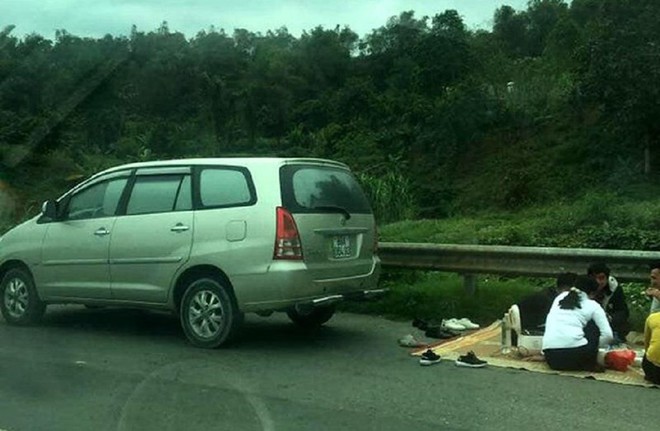 Tước bằng lái tài xế dừng xe cao tốc, mở nồi cơm ăn uống - Ảnh 1.