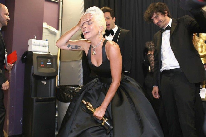 Lady Gaga òa khóc nức nở trong hậu trường, nắm chặt tượng vàng Oscar đầu tiên trong sự nghiệp - Ảnh 5.