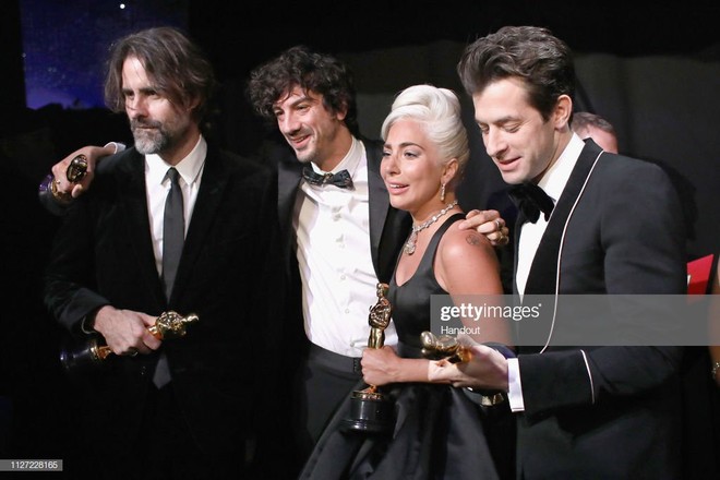 Lady Gaga òa khóc nức nở trong hậu trường, nắm chặt tượng vàng Oscar đầu tiên trong sự nghiệp - Ảnh 7.