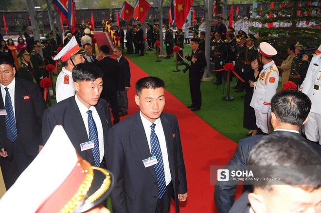 Chủ tịch Triều Tiên Kim Jong Un cùng em gái bước xuống từ tàu bọc thép, bắt đầu công du Việt Nam - Ảnh 6.