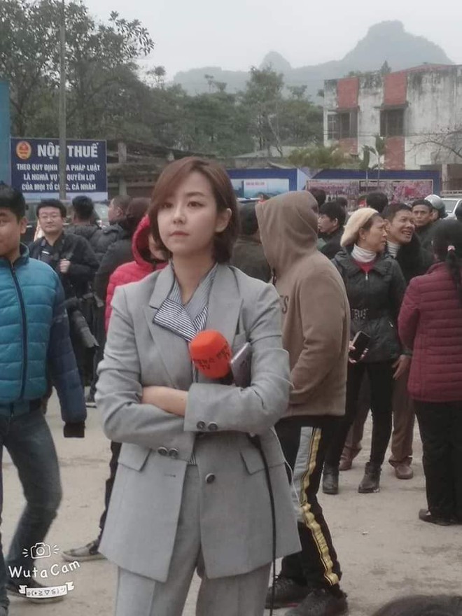 Nữ phóng viên Hàn Quốc xinh đẹp gây ấn tượng mạnh khi tác nghiệp ở ga Đồng Đăng  - Ảnh 2.