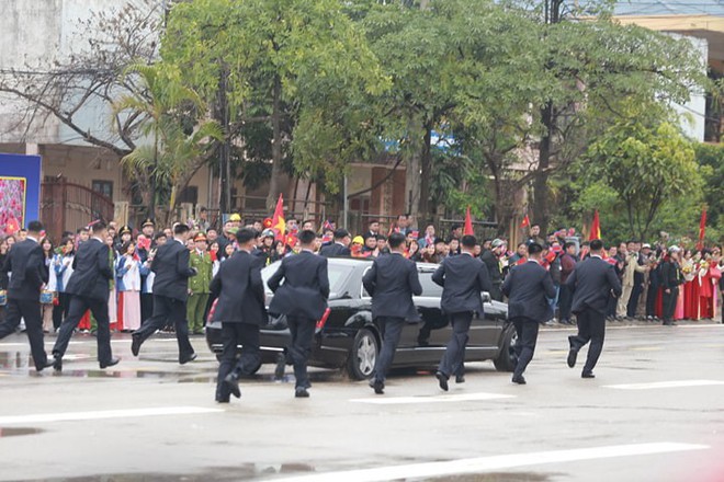 12 vệ sĩ của ông Kim Jong Un tái hiện màn chạy bộ ấn tượng trước cửa nhà ga Đồng Đăng, Việt Nam - Ảnh 11.