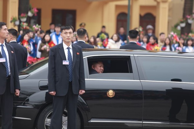 12 vệ sĩ của ông Kim Jong Un tái hiện màn chạy bộ ấn tượng trước cửa nhà ga Đồng Đăng, Việt Nam - Ảnh 6.