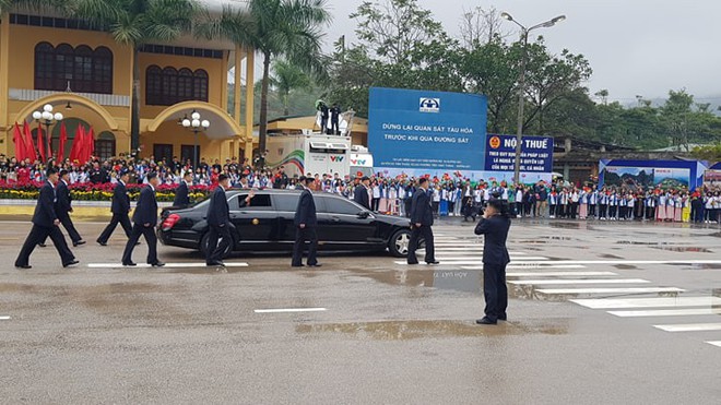 12 vệ sĩ của ông Kim Jong Un tái hiện màn chạy bộ ấn tượng trước cửa nhà ga Đồng Đăng, Việt Nam - Ảnh 9.