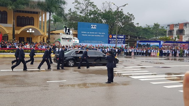 12 vệ sĩ của ông Kim Jong Un tái hiện màn chạy bộ ấn tượng trước cửa nhà ga Đồng Đăng, Việt Nam - Ảnh 13.